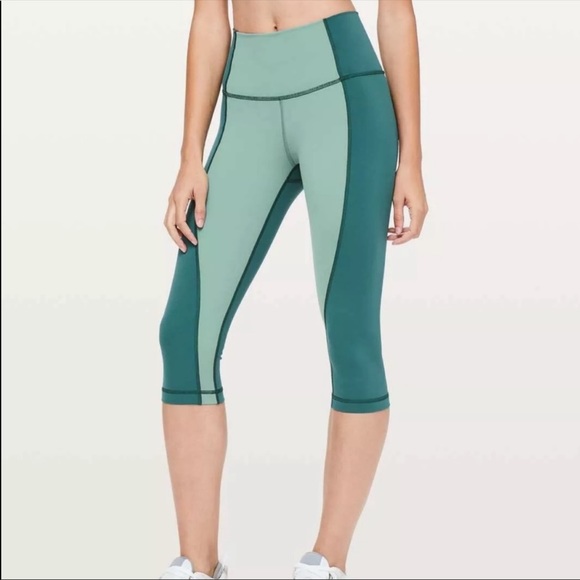 Lululemon wunder under crop curve frosted pine in size:10